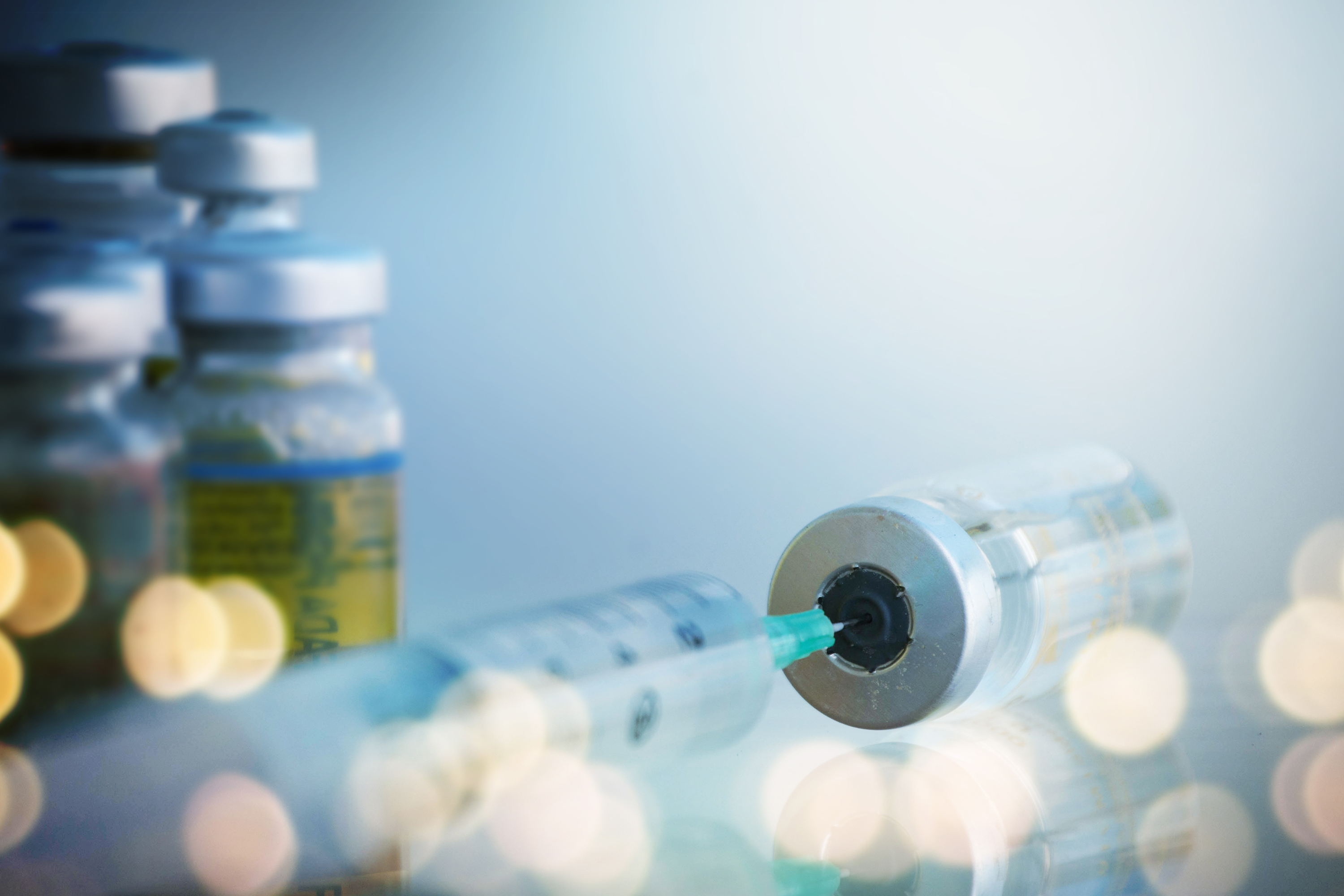 Tým z EUC Kliniky Plzeň očkuje seniory proti COVID-19