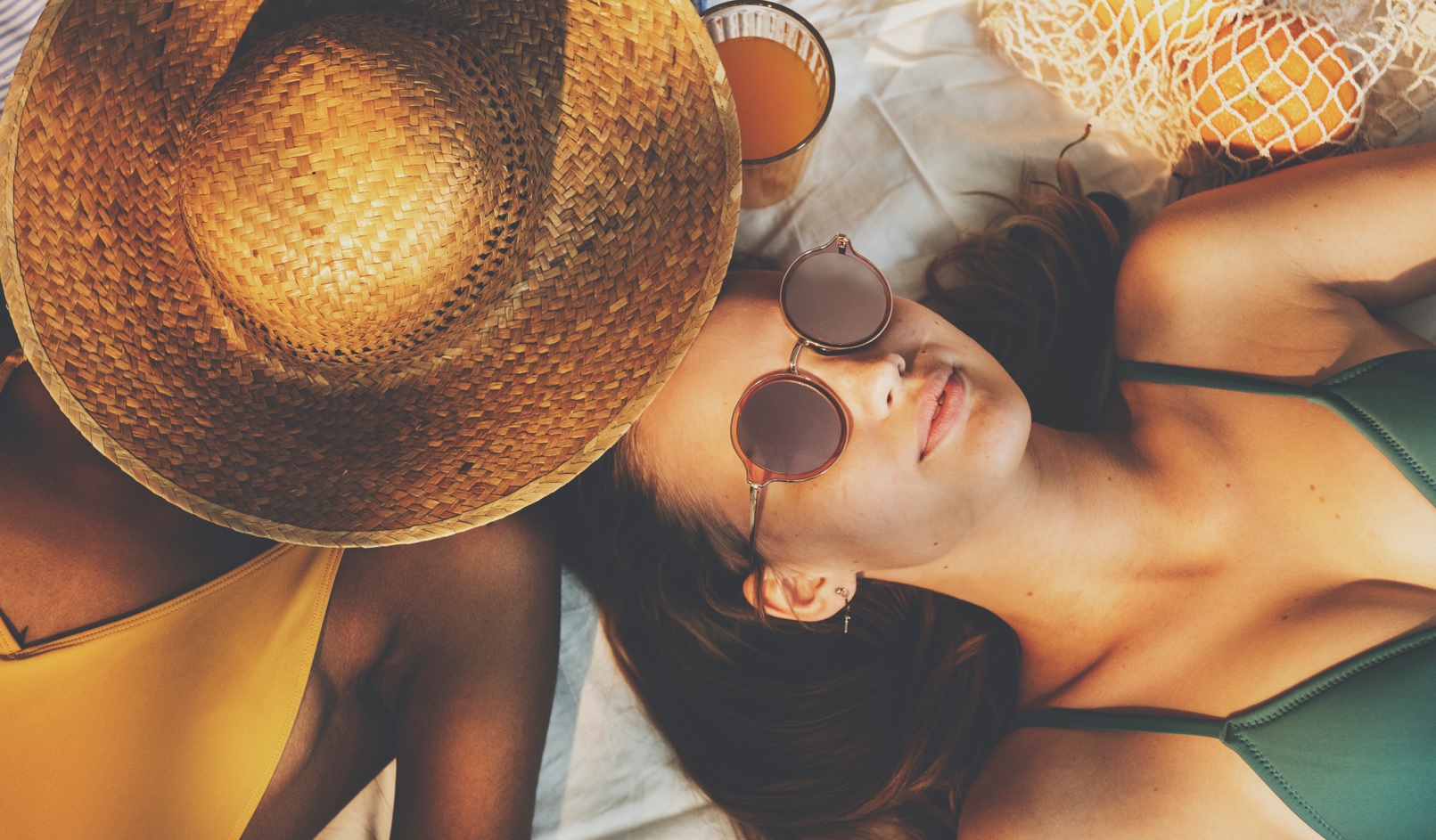 I slunce má svou stinnou stránku: paprsky nejsnáze poškodí pokožku dětí a seniorů. Víte, jak o ni pečovat?